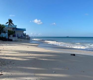 Seven Mile Beach House | Enjoy Sunsets at Fully Equipped Condo at the Beach