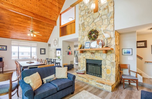 Anderson House | Enjoy the best Lake Hartwell has to offer - swimming, fishing, & tranquility.