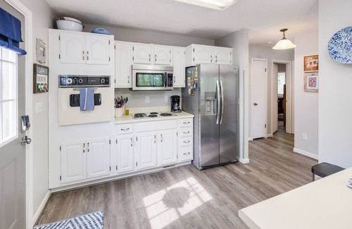 Anderson House | Enjoy the best Lake Hartwell has to offer - swimming, fishing, & tranquility.