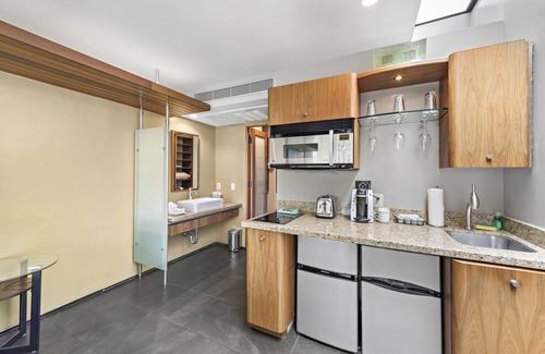 Laguna Beach Hotel | Enjoy the Best of Both Worlds: Beach and cook at Deluxe King Room