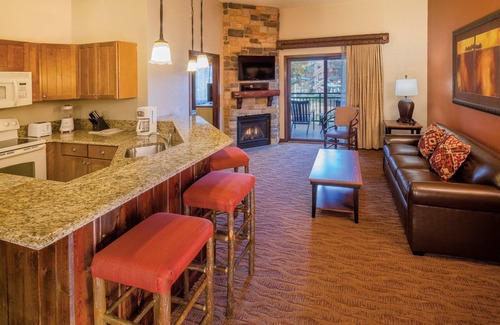 Lake Delton Apartment | Enjoy the best waterparks all in one place with a beautiful room to walk back to