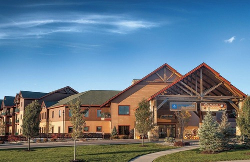 Lake Delton Apartment | Enjoy the best waterparks all in one place with a beautiful room to walk back to