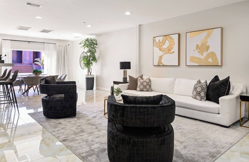 Woodland Hills Villa | Enjoy the California Sunshine