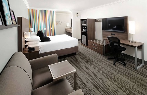 Temecula Hotel | Enjoy the California Sunshine! Nature Escape in Signature Temecula! Free Parking