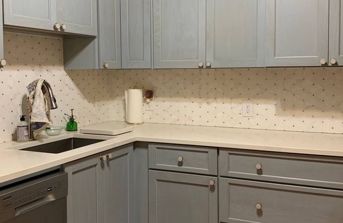 Leonidas Cottage | Enjoy the comforts of home in the Cozy Green Cottage!