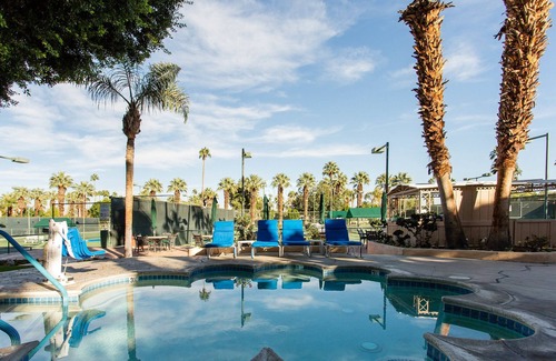 Palm Springs Resort | Enjoy the Holidays at the beautiful Palm Springs Tennis Club.