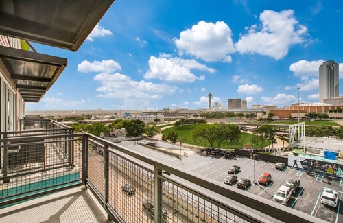 Cedars Apartment | Enjoy the View - Spacious Dallas Penthouse!