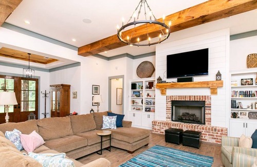 Kathleen House | Enjoy this large southern dream home on beautiful lot with Pecan trees.