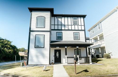 Browns Mill Park House | Enjoy this mini-mansion near downtown and the airport!