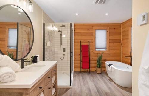 La Minerve Ski Chalet | Enjoy this waterfront cabine, Hot tub, Pool table