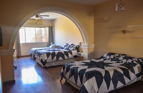 Esterito House | Enjoy Unique Saltwater Pool & BBQ - near Downtown