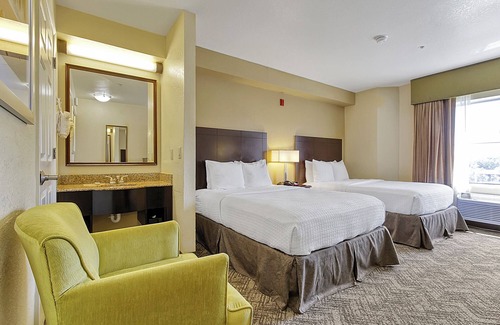 Florida Central Atlantic Coast Hotel | Enjoy Your Family Vacation! 3 Amazing Rooms, Close to SeaWorld Orlando, Pool