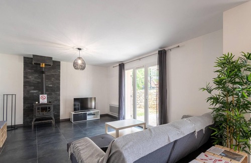 Montfort-sur-Argens House | Enjoy your vacation in idyllic surroundings in this beautiful vacation home with pool.