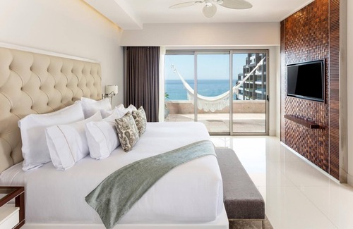 Juarez Resort | Enjoy your vacation stay in a 5 diamond hotel in Cabo San Lucas.