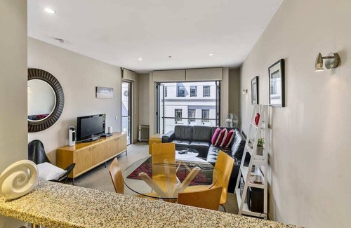 Auckland Central Business District Apartment | Enormous One Bedroom Beauty in CBD! Free Parking