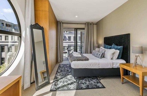 Auckland Central Business District Apartment | Enormous One Bedroom Beauty in CBD! Free Parking