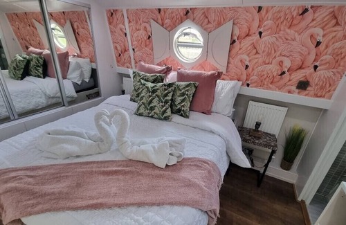 Windsor City Centre Boat Rental | Ensuite Bedroom - River View - Windsor