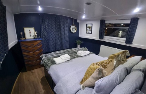 Windsor City Centre Boat Rental | Ensuite Bedroom - River View - Windsor