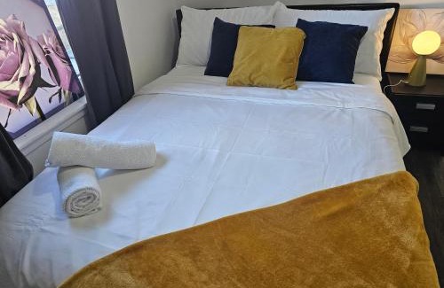 Dudley House | Ensuite Double Room with Private Kitchen Dudley
