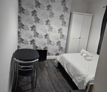 Dudley House | Ensuite Double Room with Private Kitchen Dudley