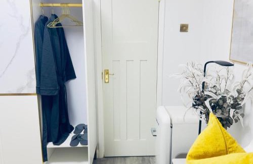 Purfleet House | Ensuite Luxury Bedroom In Purfleet