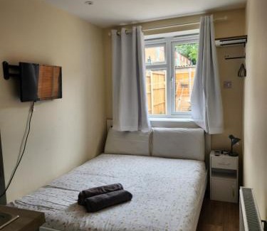 Crawley Apartment | Ensuite Studio Flat Crawley-Gatwick