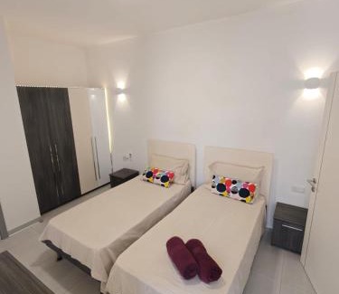 Pembroke House | Ensuite Twin Room with Laundry in Pembroke