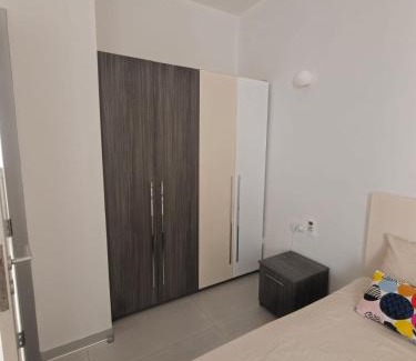 Pembroke House | Ensuite Twin Room with Laundry in Pembroke