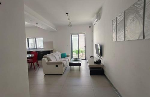 Pembroke House | Ensuite Twin Room with Laundry in Pembroke