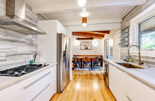 Marylhurst House | Entertainer's dream with hot tub, putting green, game room & yoga studio