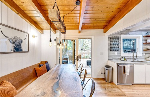 Marylhurst House | Entertainer's dream with hot tub, putting green, game room & yoga studio