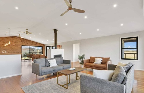 Eglinton House | Entertainers Dream - Pizza Oven, Fireplace, Wifi