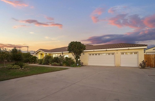Chino House | Entertainers Paradise · Ranch Style Home · 节省每月住宿费用