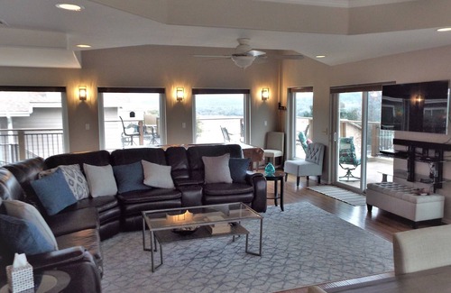 Oak Shores House | Entertaining lakeview home pet friendly, WiFi, sleeps 12