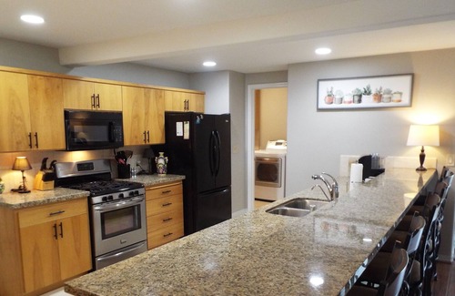 Oak Shores House | Entertaining lakeview home pet friendly, WiFi, sleeps 12