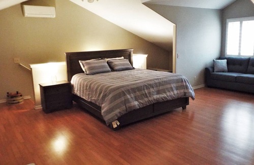 Oak Shores House | Entertaining lakeview home pet friendly, WiFi, sleeps 12