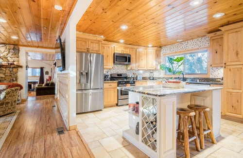 Big Bear Cabin | Entertainment Cabin ~ Lovely home with hot tub, game room, balcony, & firepit - dog friendly