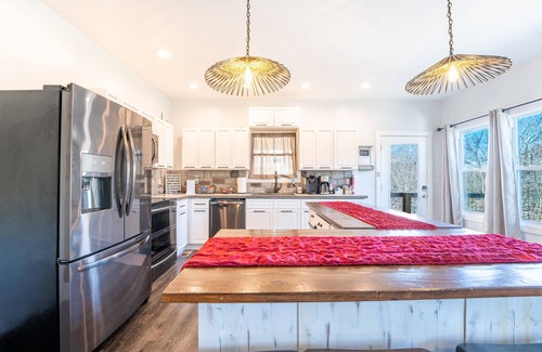 Flat Hollow Marina House | Entertainment in Abundance, Putting Green, Games, Kayaks, No-wake Covered Dock!