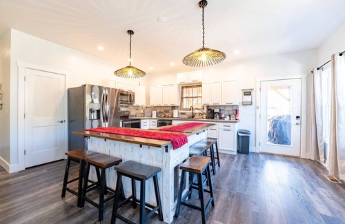 Flat Hollow Marina House | Entertainment in Abundance, Putting Green, Games, Kayaks, No-wake Covered Dock!