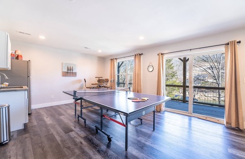 Flat Hollow Marina House | Entertainment in Abundance, Putting Green, Games, Kayaks, No-wake Covered Dock!