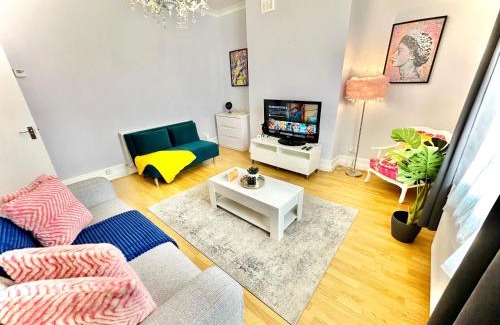 Hackney Central Apartment | Enticing 2 Bedroom flat with mini-garden in Hackney, Lower Clapton
