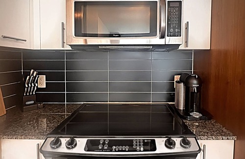 Islington - City Centre West Condo | Entire 1BR Condo l Free Parking l min to Airport