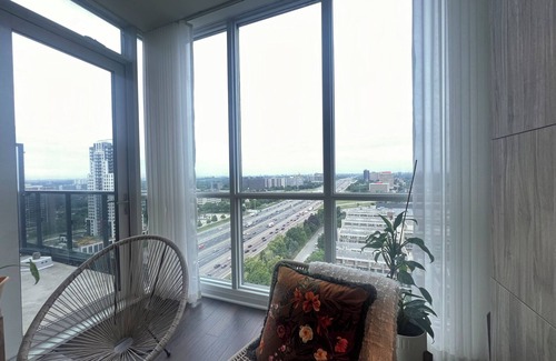 Islington - City Centre West Condo | Entire 1BR Condo l Free Parking l min to Airport