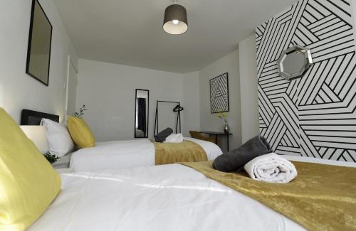 Colchester Apartment | Entire 2-Bedroom Apartment in the bustling City Centre WIFI TRAIN & BUS STATION