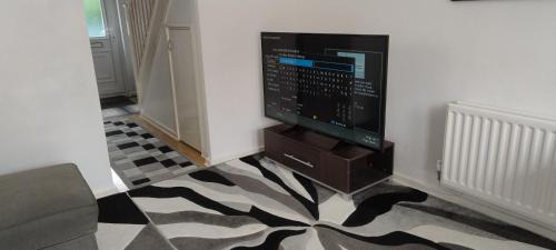 Holbrooks House | Entire 2 bedroom home with parking in Coventry, UK