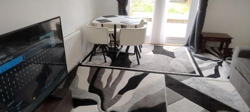 Holbrooks House | Entire 2 bedroom home with parking in Coventry, UK