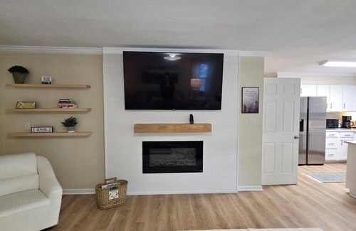 Ashley Oaks House | Entire 2-Level House 2 Kitchens 2 Living Rooms 20 Min to UT, Sleeps 10, 1900 SF