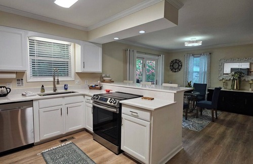 Ashley Oaks House | Entire 2-Level House 2 Kitchens 2 Living Rooms 20 Min to UT, Sleeps 10, 1900 SF