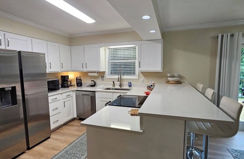 Ashley Oaks House | Entire 2-Level House 2 Kitchens 2 Living Rooms 20 Min to UT, Sleeps 10, 1900 SF