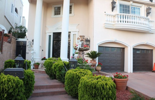 Wilshire Montana House | Entire 2nd Flr-Santa Monica Luxury Roman Villa Suite